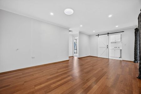 Generous Family Living in a Prime Central Location - 4 x 1.5 x 2 - Photo 4