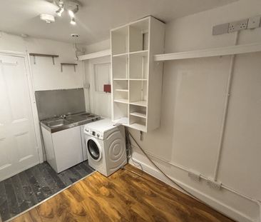 The Avenue, Worcester Park - Photo 3