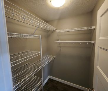 Beautiful 3 Bedroom Main Floor in Blackfalds! - Photo 2