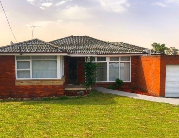 FOUR BEDROOM IN IDEAL LOCATION! - Photo 1