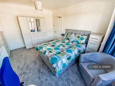 1 bedroom in a house share to rent - Photo 3
