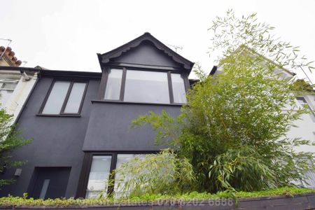 Price £2,750 pcm - Available Now - Part Furnished - Photo 5