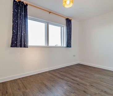 Well-presented four-double-bedroom property complete with three bat... - Photo 2