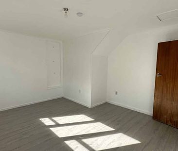 Spacious One Bedroom Property In Titirangi. - Photo 1