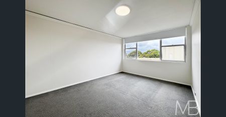 FRESHLY PAINTED TOP-FLOOR APARTMENT WITH CITY GLIMPSES - Photo 2