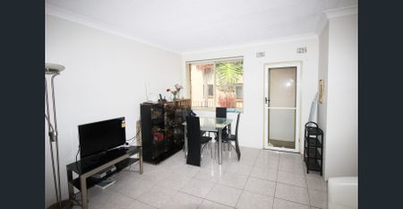 Fully Furnished Big Bedroom in 2 Bed unit for single mature lady - Photo 5