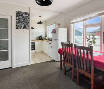 ASHBURTON, THREE BEDROOM, LOG BURNER - Photo 2