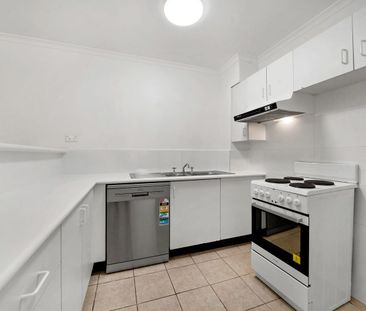 Freshly Painted 2 Bedroom Unit - Photo 4