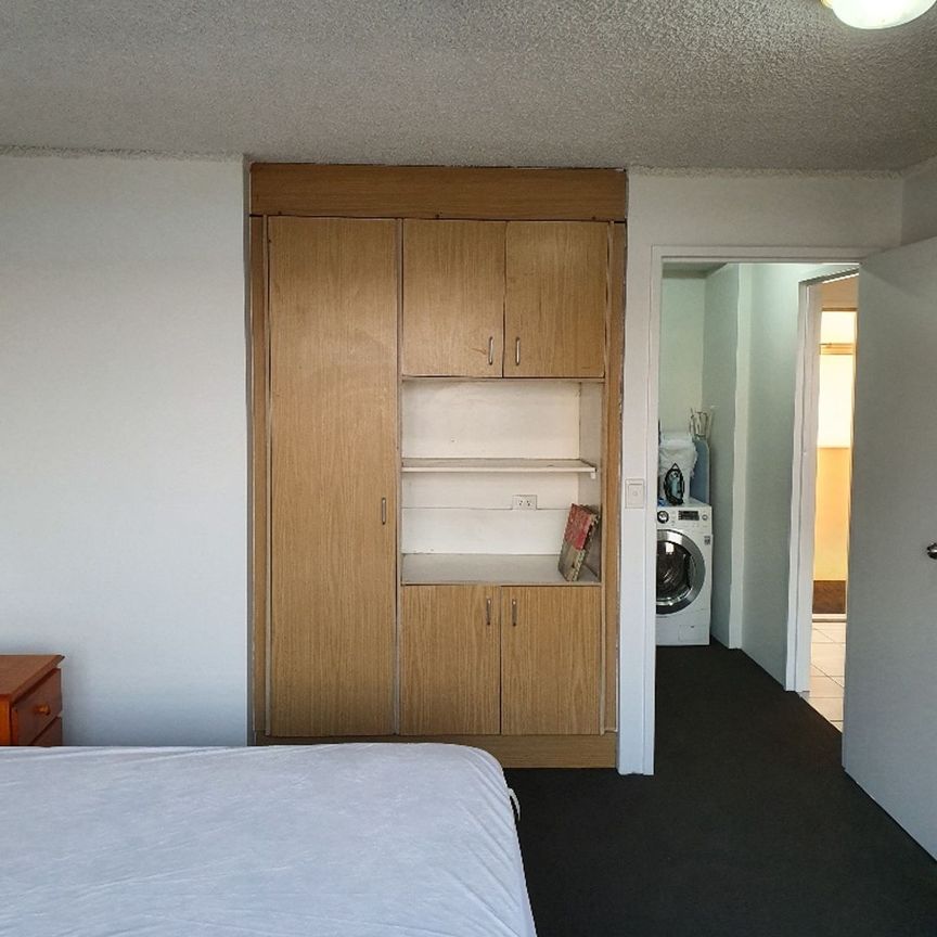 Southport Broadwater renovated unit with uninterrupted water views! - Photo 1