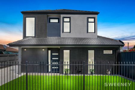 Modern and spacious four bedroom townhouse in prime location - Photo 4
