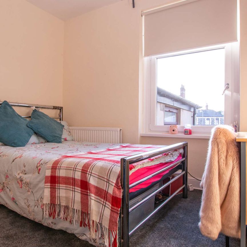 Large open-plan living room with contemporary kitchen - Photo 1