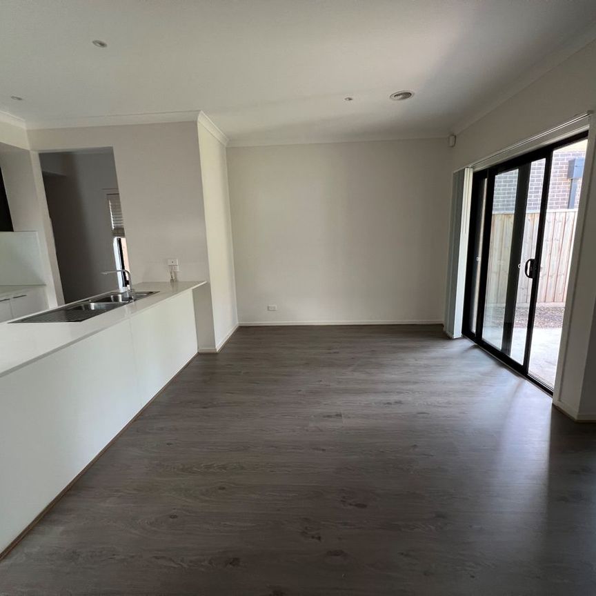 Fabulous 2-Storey 4Br Family Home in Williams Landing! - Photo 1