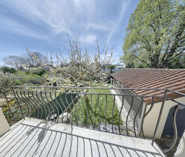 T4 à l'etage d'une maison avec balcon, cave et cour privative, - Photo 3