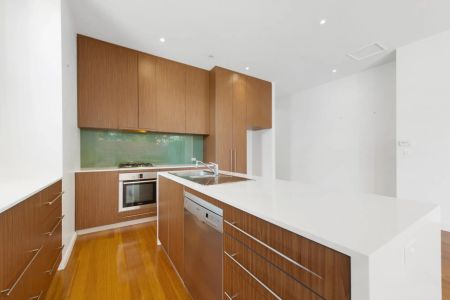 Beautiful balance of classical and contemporary - Photo 4