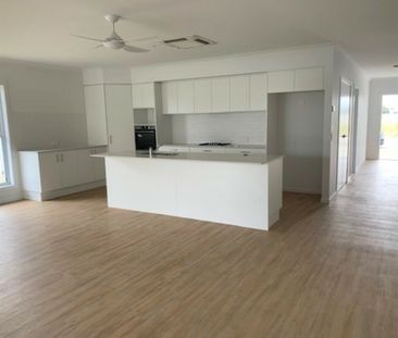 Modern 4 Bedroom House in River Oaks Estate *3 MONTH LEASE ONLY* - Photo 6