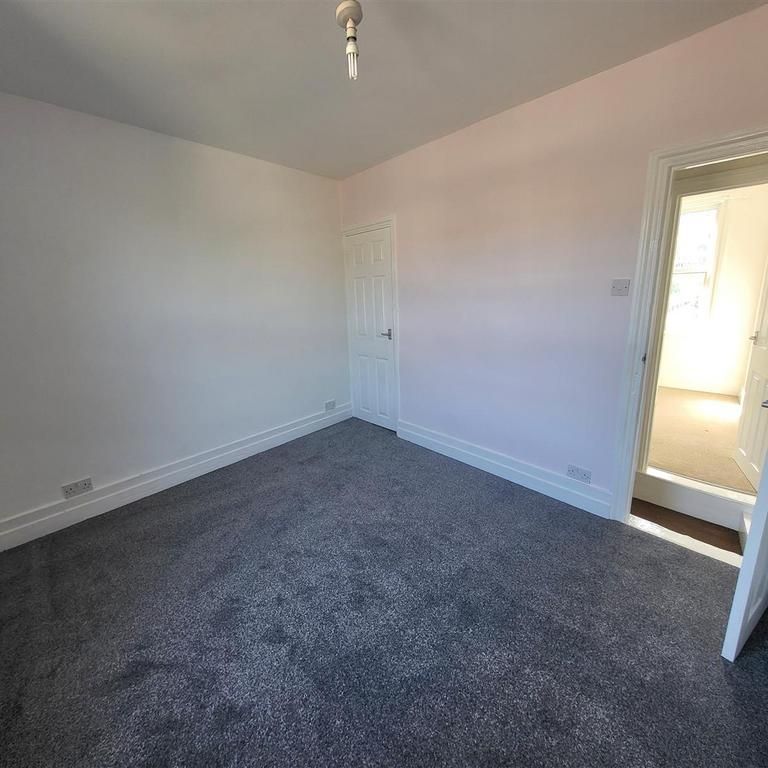 2 bedroom end of terrace house to rent - Photo 1