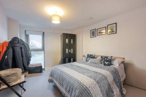 2 bedroom flat in Bridges Court Road - Photo 1