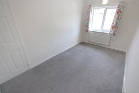 3 Bedroom House - Mid Terrace To Let - Photo 5