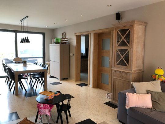 Mooi gerenoveerde woning met 3 slaapkamers, grote garage en tuin! - Photo 1