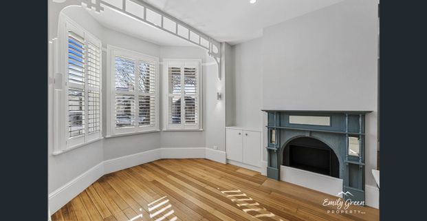 Stylishly Renovated 2 Bedroom + Loft Apartment in Prime Sandy Bay Location - Photo 1