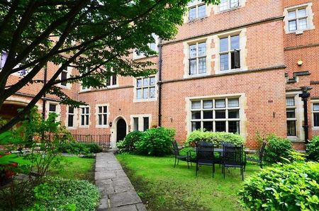 Oldfield Wood, Maybury, GU22 - Photo 3