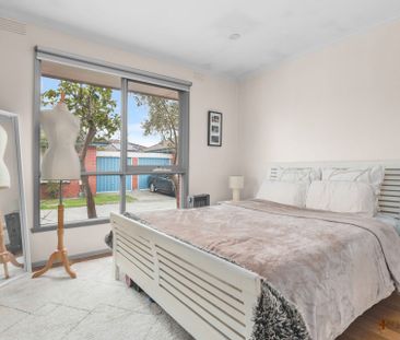 Quiet Block | Bayside Location | Walking Distance - Photo 1