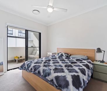 Stylish, near-new, 3-bed townhome with courtyard - Photo 3