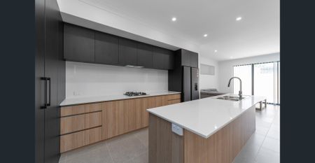 SHARED HOME - MODERN FURNISHED ROOM available - Photo 5