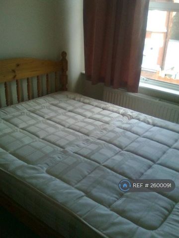 1 bedroom in a flat share to rent - Photo 2