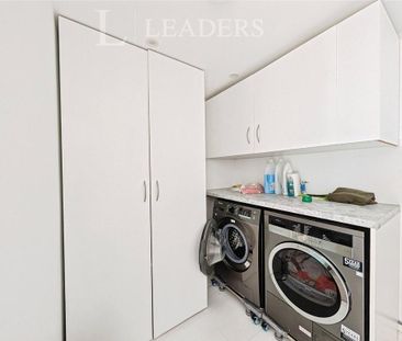 4 bedroom detached house to rent - Photo 3