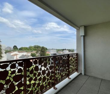 Location Appartement 3 pièces 70m² LA ROCHE SUR YON 85000 - Photo 3