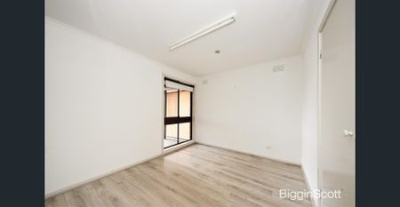 Cozy 2-Bedroom in the Heart of Mount Waverley - Photo 2