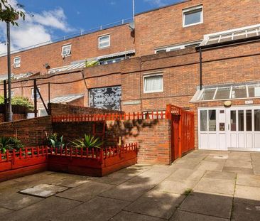 Recently decorated spacious 3 bed with a modern kitchen and bathroom - Photo 6