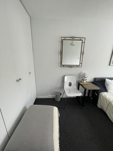 1 bedroom in a flat share to rent - Photo 2