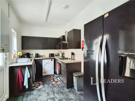 1 bedroom in a house share to rent - Photo 3