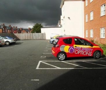 Ground floor 2-bed apartment with separate lounge, fitted kitchen, ... - Photo 1