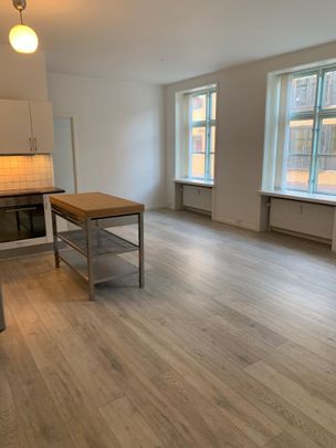 Indbydende 2-værelses lejlighed med central beliggenhed på Nørresundby Torv - Foto 1