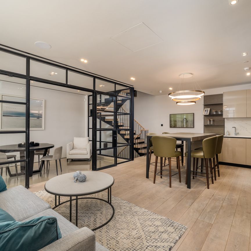 An immaculate three-bedroom mews house with a roof terrace in Knightsbridge - Photo 1
