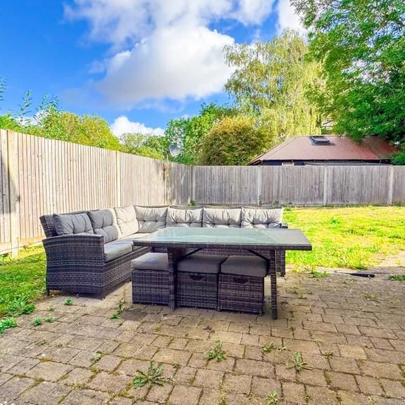 4 bedroom detached house to rent - Photo 1