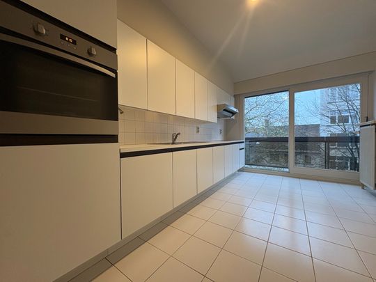 Ruim en lichtrijk 2-slaapkamerappartement in centrum Kortrijk - Photo 1