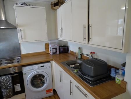 4 bedroom semi-detached house to rent - Photo 5