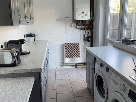 🚉 Big Room, Bigger Perks – 5 Minutes to the Train Station! 🏡✨ - Photo 3