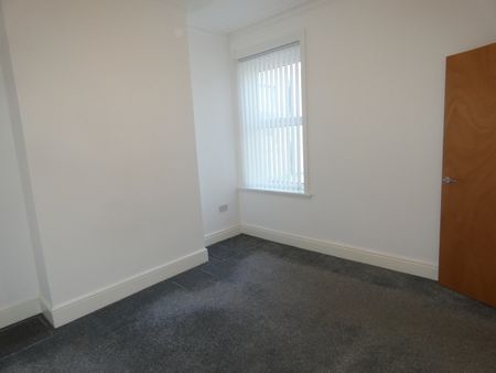 Holmfield Road Flat 2 - Photo 3