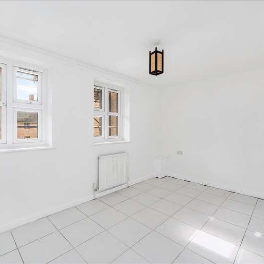 Gainsborough Court, Lime Grove, London, W12 - Photo 1