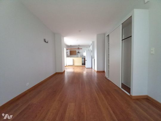 Centre ville, Appartement situé en rez-de-chaussée avec terrasse au calme. Il comprend une pièc... - Photo 1