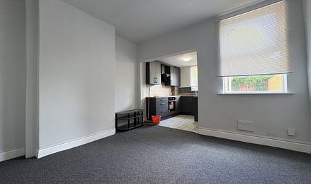 Newly Renovated 4 Bedroom Student Property - Photo 3