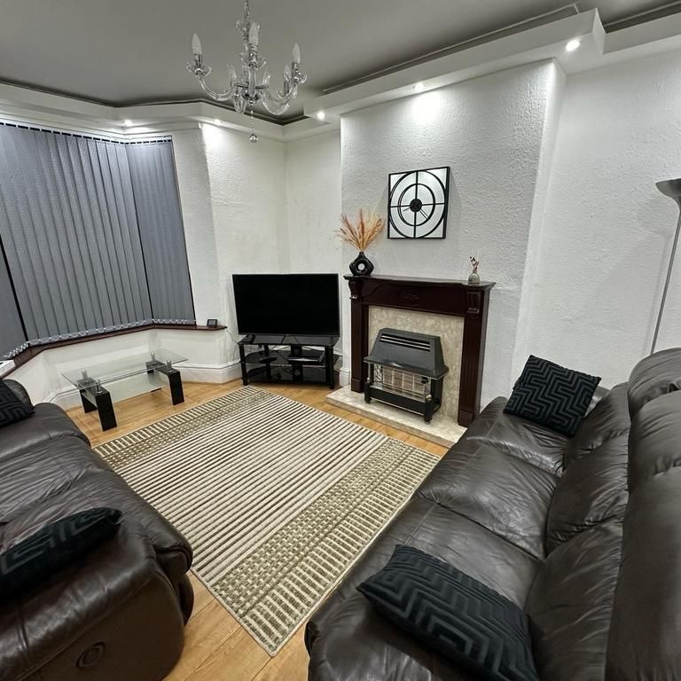 4 bedroom semi-detached house to rent - Photo 1