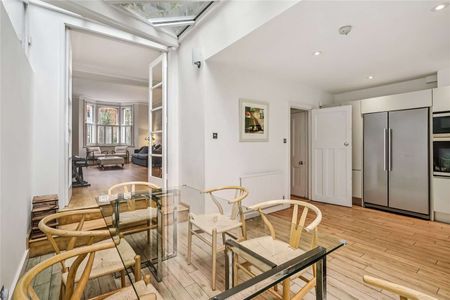 A beautifully presented large five bedroom period family home benefitting from a stunning roof terrace and garden. - Photo 3