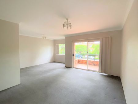 Spacious 2 Bedroom Apartment with lock up garage! - Photo 4