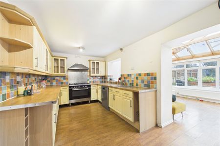 3 bedroom House in Meadow Way, Bracknell - Photo 3